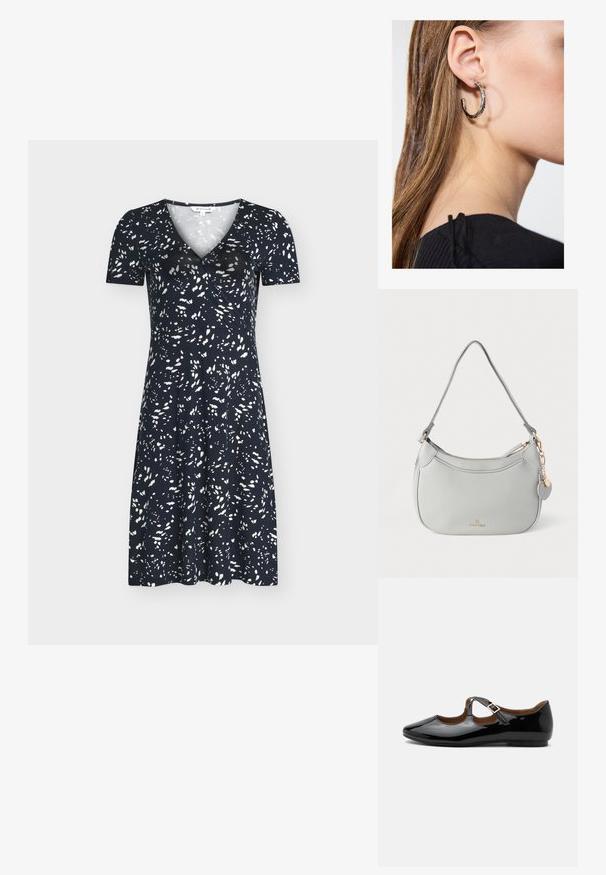 Robe bleu marine mi-longue aux genoux, manches courtes, avec un motif abstrait de points blancs, dotée d'un col en V et d'une taille cintrée.; Chaussure plate Mary Jane en cuir verni noir avec deux découpes et une bride à boucle dorée sur fond blanc.; Sac à main en cuir gris à la forme arrondie, avec des accessoires dorés et un charm décoratif. Il est doté d'une fermeture éclair et d'une seule bandoulière.; Boucle d'oreille en argent avec une finition polie, présentant de petits détails en or et de forme ronde, portée sur le lobe.