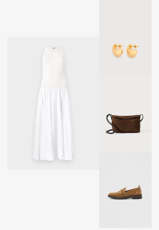 Weißes Maxikleid mit einem gerippten Oberteil und einem fließenden, gerafften Rock. Hergestellt aus leichtem Stoff, verfügt es über ein ärmelloses Design und einen runden Ausschnitt.; Brauner Wildleder-Slipper mit weißer Naht, schwarzer Sohle und einem kleinen Zuglasche an der Ferse, seitlich auf einem einfarbigen Hintergrund gezeigt.; Braune Wildleder-Umhängetasche mit Klappverschluss, schwarzem Lederriemen und einer Vordertasche. Einfaches Design mit Ziernähten.; Paar kleine, klobige Ohrstecker in Goldton mit glatten, geschwungenen, abstrakten Formen vor hellem Hintergrund.