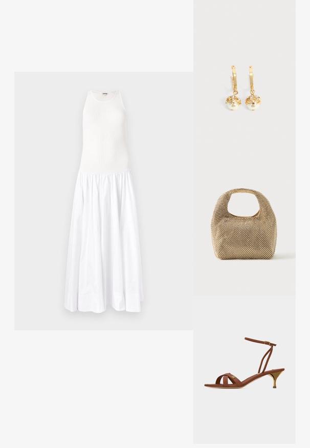 Witte maxi-jurk met een ribbeltop en een vloeiende, geplooide rok. Gemaakt van lichtgewicht stof, heeft het een mouwloos ontwerp en een ronde halslijn.; Bruine leren sandaal met bandjes, een gouden kittenhak, een enkelgespsluiting en een klein gouden logodetail op de voorste bandjes.; Kleine handtas in goudkleur, bedekt met glanzende ronde studs, met een kort handvat en een rechthoekige uitsnede aan de bovenkant.; Gouden oorringen met hangende witte parels omhuld met goud en kleine heldere kristallen op een effen lichte achtergrond.