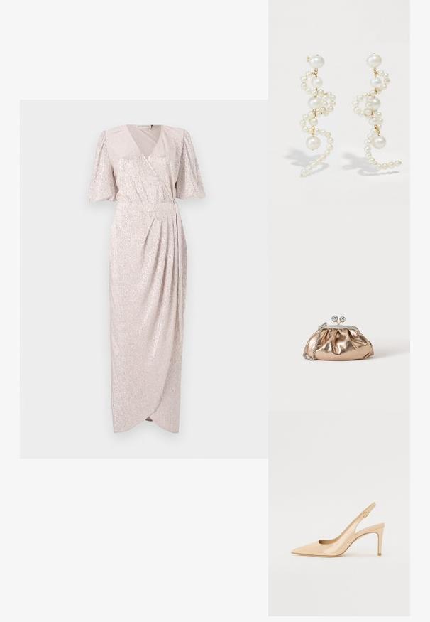 Lys pink, golvlång omslagsklänning med korta, svävande ärmar; har en strukturerad, skimrande tyg med samlad midja och draperad kjol.; Nude patenteret læder slingback hæl med spidse tæer, åben vamp og en tynd stiletto hæl. Har et cirkulært guldfarvet element på remmen.; Lille gylden metalisk clutch taske med sølvspænde og kæderem på ensartet lyst baggrund.; Hvide perleøreringe med et snoet design, der har varierende størrelser af perler og guld accenter. Glat overflade og elegant form.