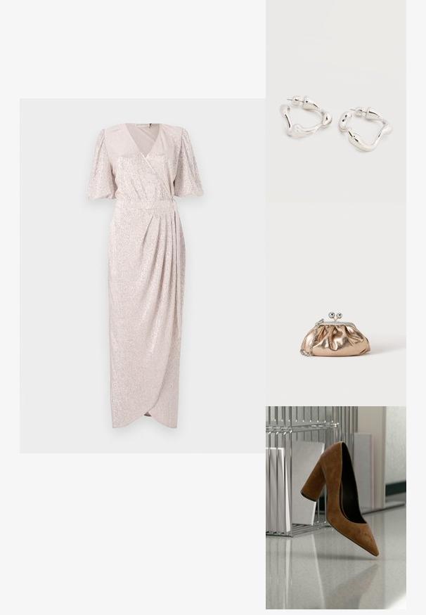 Vestido envolvente largo hasta el suelo de color rosa pálido, con mangas cortas y flotantes; presenta una tela texturizada y brillante con una cintura fruncida y una falda drapeada.; Zapato de tacón alto de ante marrón con punta afilada suspendido en el aire cerca de un organizador metálico para archivos sobre una superficie pulida.; Pequeño bolso clutch metálico dorado con cierre plateado y cadena en un fondo claro y liso.; Pendientes de aro de forma irregular en tono plateado con cierre de poste sobre una superficie blanca lisa.