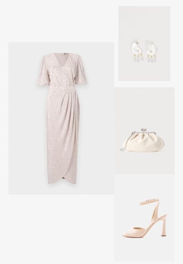 Lichtroze, vloerlange wikkeljurk met korte, flapmouwen; heeft een gestructureerde, glinsterende stof met een gathered taille en gedrapeerde rok.; Beige lakleren sandaal met hoge hak, open teen, smalle enkelriem, gouden gesp en gebogen blokhak op witte achtergrond.; Crèmekleurige stoffen clutch met een geplooid ontwerp, een zilverkleurig metalen frame, twee decoratieve balletjes en een zilveren kettingriem.; Duidelijke hars oorbellen in schelpvorm met kleine gouden accenten en drie hangende doorschijnende druppelvormige bedels aan elk oorbel.