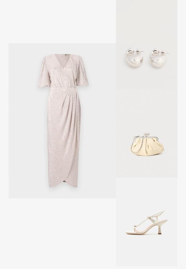 Vestido envolvente largo hasta el suelo de color rosa pálido, con mangas cortas y flotantes; presenta una tela texturizada y brillante con una cintura fruncida y una falda drapeada.; Sandalia de tacón alto beige con tiras delgadas, hebilla ajustable, detalle de anillo en el dedo y tacón bloque ahusado sobre una superficie plana.; Clutch de cuero beige plisado con un marco de metal plateado, que cuenta con dos broches decorativos redondos y una correa de cadena plateada.; Par de pendientes llamativos de aro grueso plateado brillante con cierre de poste sobre un fondo blanco liso.