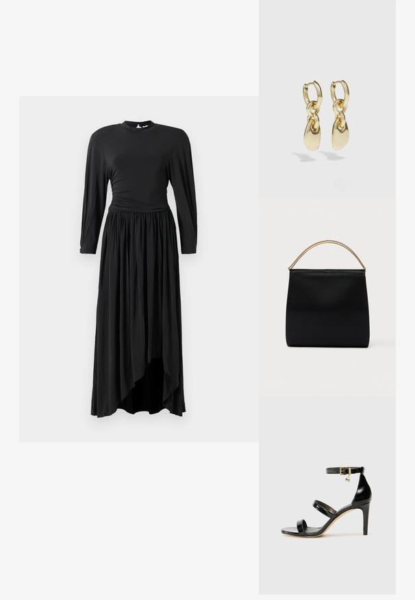 Langes schwarzes Kleid aus weichem Stoff, mit langen Ärmeln, einem gerafften Taillengriff und einem asymmetrischen Saum für eine fließende Silhouette.; Schwarze Lackleder-Sandale mit drei Riemen, Knöchelriemen und 10 cm hohen Stiletto-Absatz. Verfügt über goldfarbene Hardware-Details und ein Logo-Charm.; Schwarze Tasche aus glattem Stoff mit strukturierter Form, einem Griff aus goldener Kette und minimalistischem, geometrischem Design.; Goldene Creolenohrringe mit einem verknüpften Design und glatten, tropfenförmigen Akzenten. Der reflektierende Finish erhöht die visuelle Anziehungskraft.