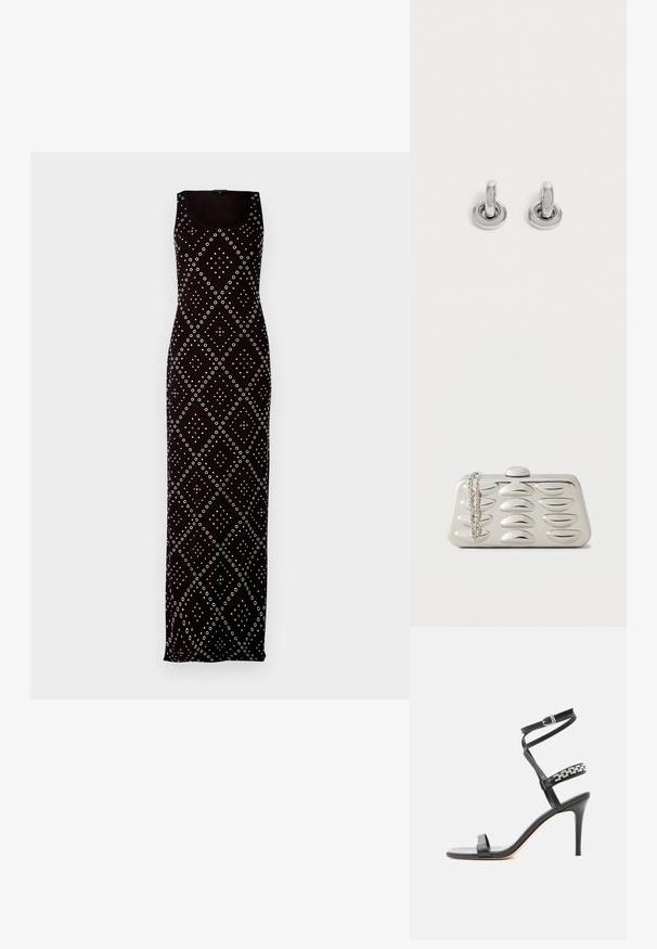 Zwarte mouwloze maxi-jurk met witte cirkel- en diamantpatronen. Gemaakt van een gladde stof met een getailleerde pasvorm en een ronde hals.; Zwarte sandaal met hoge hak, smalle enkelband, middenvoetband versierd met zilveren schakels en een open teenontwerp.; Rechthoekige zilveren clutch met verhoogde ovale patronen aan de voorkant en een zilveren ketting die over één hoek hangt, op een effen achtergrond.; Een paar kleine, glanzende zilveren creolen met een ronde basis, afgebeeld op een effen lichte achtergrond.
