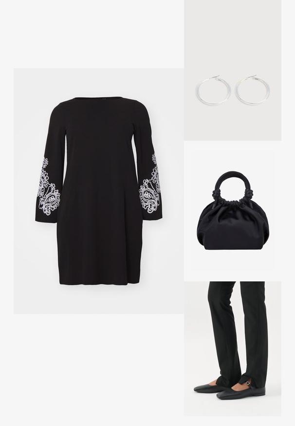 Vero Moda Curve VMCGIRA SHORT DRESS - Jerseyjurk - black/white; Benen met zwarte smalle broek met voorsplitten aan de zoom, gecombineerd met zwarte platte Mary Jane-schoenen met een klein gespje.; Zwarte zachte stoffen handtas met geplooide bovenkant en ronde gewatteerde handvatten, vastgeknoopt aan elke kant.; Een paar glanzende zilveren oorringen met dunne draadafsluitingen, getoond op een lichtgrijze achtergrond.