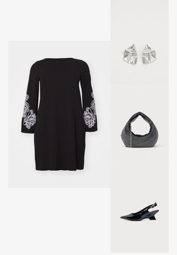 Vero Moda Curve VMCGIRA SHORT DRESS - Jerseykjole - black/white; Sort laklæder slingback sko med spids tå og lav vinklet blokhæl på ensartet lys baggrund.; Sort mesh håndtaske prydet med sølvnitter, udstyret med et buet håndtag og en kædetraspe. Blød tekstur med en rund form.; Sølvmetal øreringe med et bølgende, skulpturelt design, der har en poleret overflade og uregelmæssige former, hvilket fremhæver en moderne æstetik.