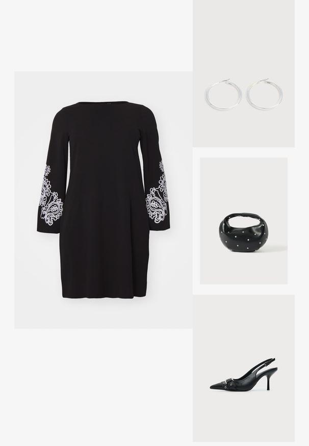 Vero Moda Curve VMCGIRA SHORT DRESS - Jerseyjurk - black/white; Zwarte leren pumps met hoge hak en slingback, met een puntige neus en een gesp- en oogjesriem detail aan de voorkant.; Zwarte leren handtas met een afgeronde vorm, versierd met zilveren studs, en een korte handgreep. Gladde textuur en ritsluiting.; Een paar glanzende zilveren oorringen met dunne draadafsluitingen, getoond op een lichtgrijze achtergrond.