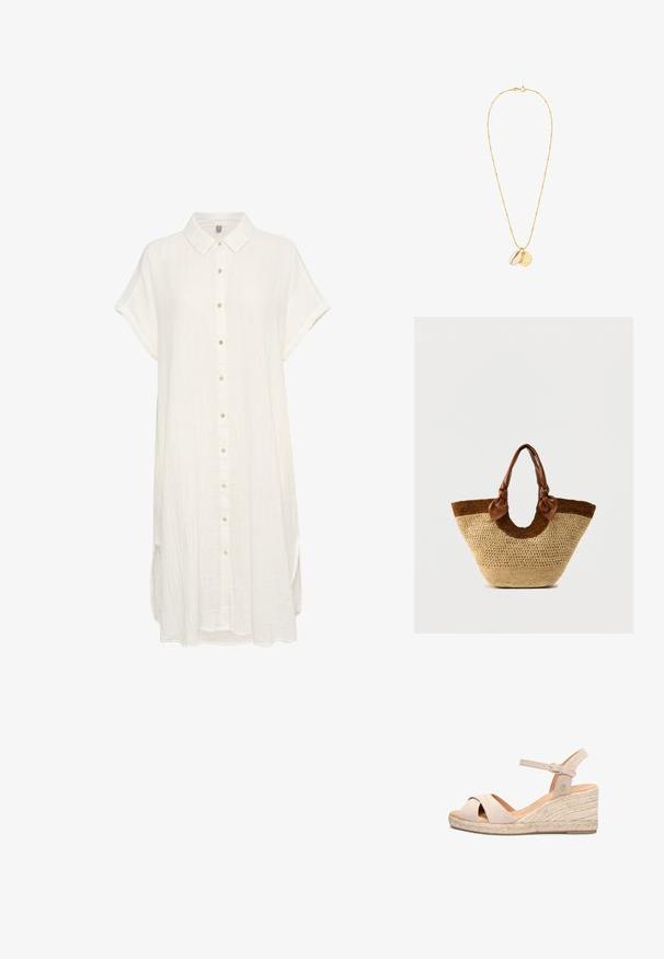 Vestido camisero blanco de manga corta, confeccionado en una suave tela texturizada. Presenta un cierre de botones en la parte delantera y un cuello clásico, con un corte relajado y aberturas laterales.; Sandalia de cuña beige con tiras delanteras cruzadas, correa con hebilla en el tobillo y suela plataforma trenzada de yute.; Bolso tote de paja tejido con base de color natural, acento marrón oscuro y asas de cuero marrón con detalles de nudos en los extremos.; Collar en tono dorado con pequeños eslabones texturizados. Presenta dos colgantes: uno en forma de concha lisa y otro en forma circular martillada.