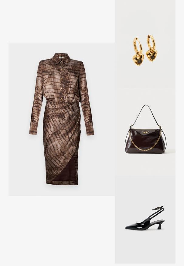 Robe marron à manches longues avec imprimé serpent, boutons dorés, col et jupe portefeuille avec fente frontale sur fond blanc.; Escarpins à brides arrière en cuir verni noir, à bout pointu, avec un petit talon carré et une sangle de cheville ajustable dotée d'une boucle dorée.; Sac à main en cuir brillant marron foncé avec un emblème en forme d'aile dorée, détail de chaîne dorée et une fine bandoulière en cuir sur un fond uni.; Boucles d'oreilles créoles en or avec pendentifs en forme de cœur. Chaque cœur présente une surface texturée et une pierre précieuse noire centrale sertie de griffes.
