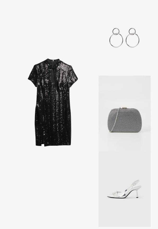 Zwarte jurk versierd met pailletten, met een hoge halslijn, korte mouwen en een sleufdetail aan de voorkant, met een lichte split aan de onderrand.; Zilveren slingbackhakken met een puntige neus, glanzende afwerking en een rechthoekig accent aan de voorkant, voorzien van een slanke hak en verstelbare band.; Zwart-witte textuur clutch tas met een ronde vorm, zilveren kettingband en een metalen sluiting aan de bovenkant.; Zilveren hoepeloorbellen met een ontwerp van dubbele cirkels. De grotere cirkels zijn glad en glanzend, met een kleinere lus aan de bovenkant van elke cirkel.