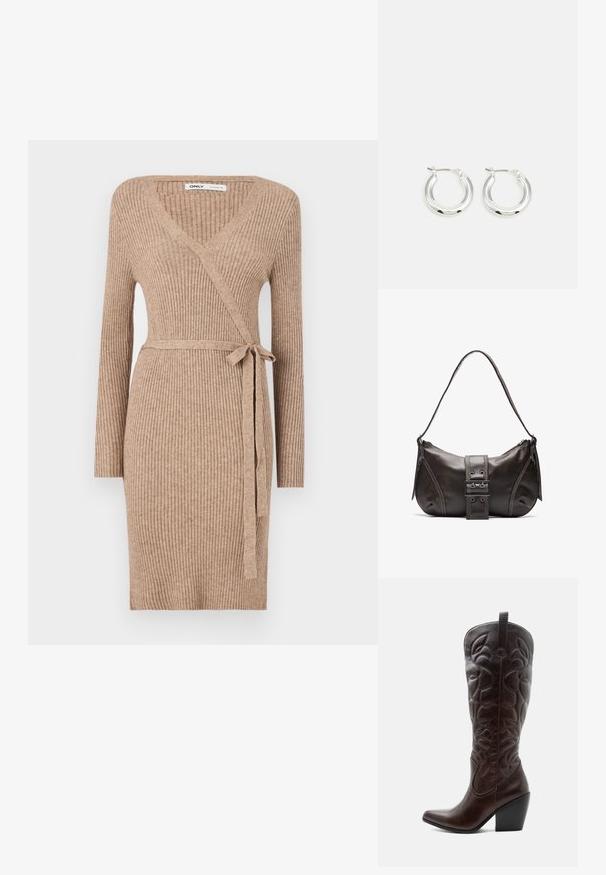 Robe portefeuille en tricot dans une teinte marron clair, avec des manches longues, un col en V, une texture côtelée et une taille cintrée ajustable.; Botte de cowboy haute en cuir marron foncé avec motifs décoratifs cousus, bout pointu et talon bloc empilé.; Sac à épaule en cuir marron avec une forme courbée, présentant un détail de boucle proéminent, des coutures contrastantes et une seule bandoulière.; Boucles d'oreilles en argent avec une finition polie, présentant une forme circulaire et une fermeture à charnière. Texture lisse avec un minimum de détails.