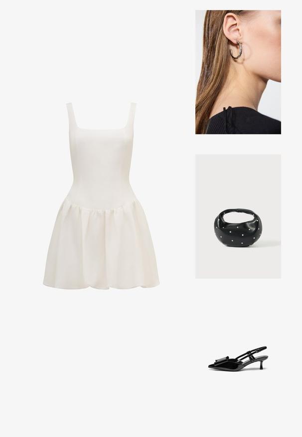 Weißes ärmelloses Kleid aus leichtem Stoff, das einen taillierten Oberteil und einen weit ausgestellten, gerafften Rock mit glatter Textur aufweist.; Schwarze Lackleder-Slingbacks mit spitzer Zehenpartie, einer Schleifendetail an der Vorderseite und einem kleinen Stiletto-Absatz. Die Riemen haben verstellbare Schnallen.; Schwarze Lederhandtasche mit abgerundeter Form, verziert mit silbernen Nietenakzenten und kurzem Griff. Glatte Struktur und Reißverschlussverschluss.; Silberne Creolen mit polierter Oberfläche, die kleine goldene Akzentdetails und eine runde Form aufweisen, am Ohrläppchen getragen.