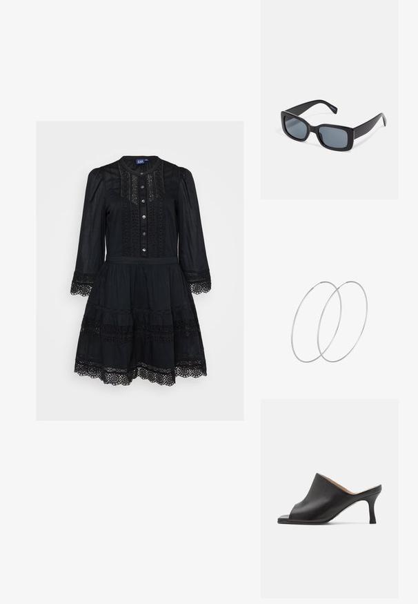 Vestido negro de tela ligera, con un frente abotonado, mangas largas, detalles de encaje y una falda escalonada con un dobladillo con formas onduladas.; Selected ASHLEY - Mules de tacón - black; Gafas de sol rectangulares negras con lentes oscuros, montura de plástico grueso y patillas anchas. Superficie lisa y diseño anguloso.; Pendientes de aro plateados con un diseño minimalista. Forma circular, textura suave y perfil delgado. Livianos con un acabado pulido.