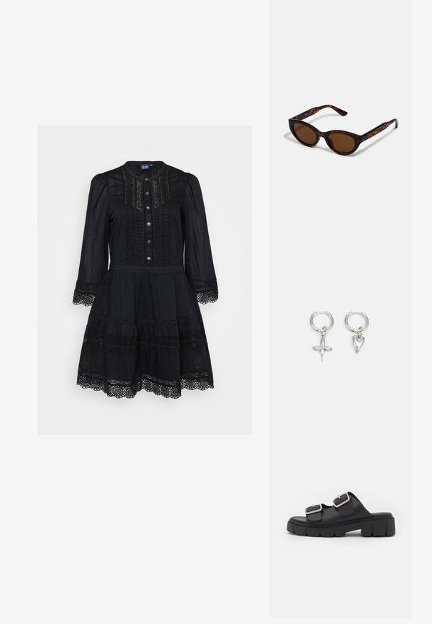 Vestido negro de tela ligera, con un frente abotonado, mangas largas, detalles de encaje y una falda escalonada con un dobladillo con formas onduladas.; mtng MARS - Mules de tacón - black; Gafas de sol de carey marrón con una forma vintage de ojo de gato y lentes marrones. Presentan brazos curvados con acentos rojos.; Pendientes de aro de plata con un charm de cruz y corazón. Textura suave y brillante con un acabado pulido. Cada charm cuelga de un lazo seguro.