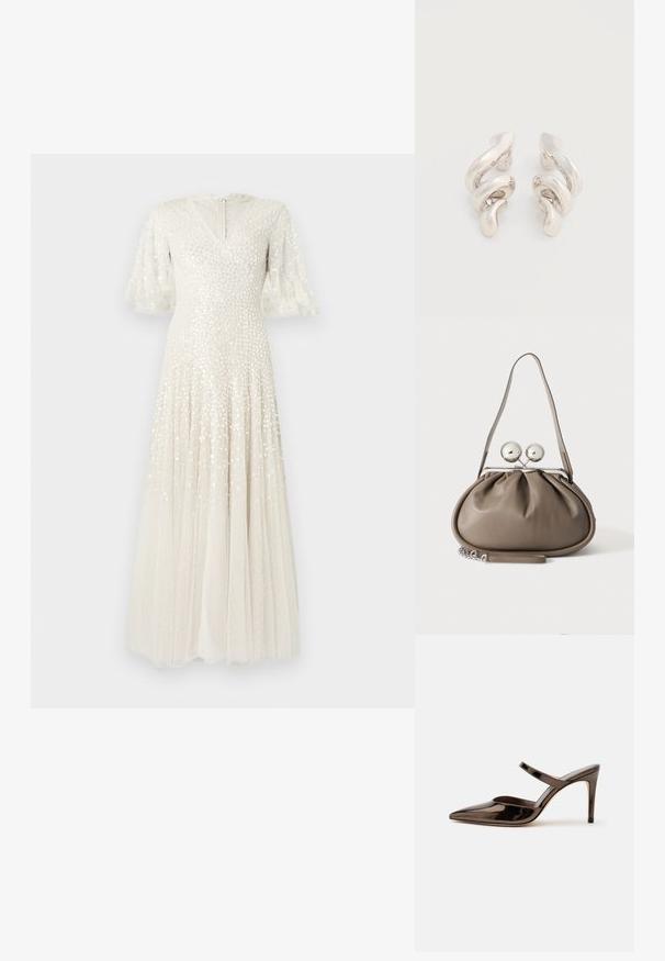Robe maxi blanche avec un décolleté en V, des manches transparentes évasées, embellie de paillettes, et une jupe plissée fluide. Fermeture éclair au dos.; Mule à talon haut marron foncé brillant à bout pointu avec une fine bride sur le coup de pied sur fond blanc uni.; Sac à main en cuir gris de forme arrondie, fermeture supérieure avec deux grandes sphères argentées, et une seule anse.; Boucles d'oreilles clips en métal argenté torsadé avec une finition lisse et brillante, présentant un design moderne et abstrait en spirale.