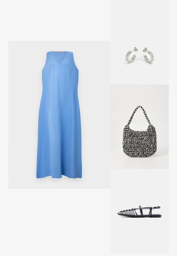 Vestido sin mangas de color azul claro, con escote en V, corte recto, tejido texturizado y una forma fluida que termina por debajo de la rodilla. Sin patrones visibles ni herrajes.; Sandalia plana negra con múltiples tiras delgadas, correa con hebilla en el tobillo y diseño de jaula con punta abierta sobre fondo blanco.; Bolso de mano tejido en blanco y negro con forma redondeada, superficie texturizada y asa trenzada. Adecuado para uso casual.; Pendientes aros de metal plateado con un diseño texturizado, que cuentan con un pequeño respaldo de clip y una marca en uno de los aros. Forma redondeada con un acabado pulido.