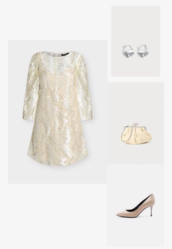 Robe longue crème et argentée à manches longues avec un motif métallique ondulé texturé et un col rond, conçue pour des occasions formelles.; Chaussure à talon haut pointu en cuir verni beige avec talon aiguille fin et doublure intérieure noire sur fond blanc.; Pochette en cuir beige plissé avec un cadre en métal argenté, dotée de deux fermoirs ronds décoratifs et d'une chaîne en argent.; Paire de boucles d’oreilles créoles en forme de cœur argentées brillantes avec petits détails de serrure sur un fond clair uni.
