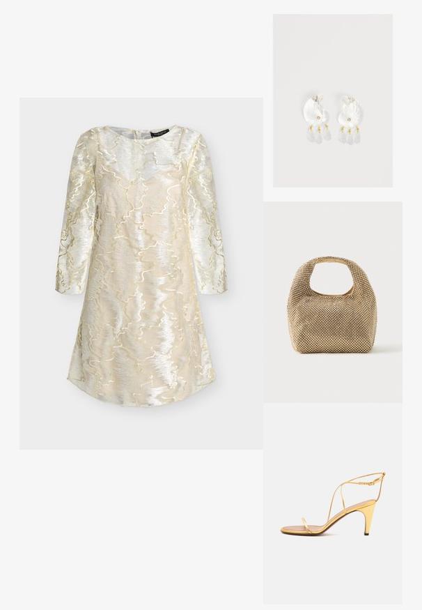 Robe longue crème et argentée à manches longues avec un motif métallique ondulé texturé et un col rond, conçue pour des occasions formelles.; Sandale à talons hauts dorée avec fines lanières et une fine boucle à la cheville sur un fond gris clair.; Petit sac à main doré recouvert de clous ronds brillants avec une poignée courte et une découpe rectangulaire en haut.; Boucles d'oreilles en résine transparente en forme de coquillage avec de petits accents dorés et trois breloques translucides en forme de goutte pendantes sur chaque boucle d'oreille.
