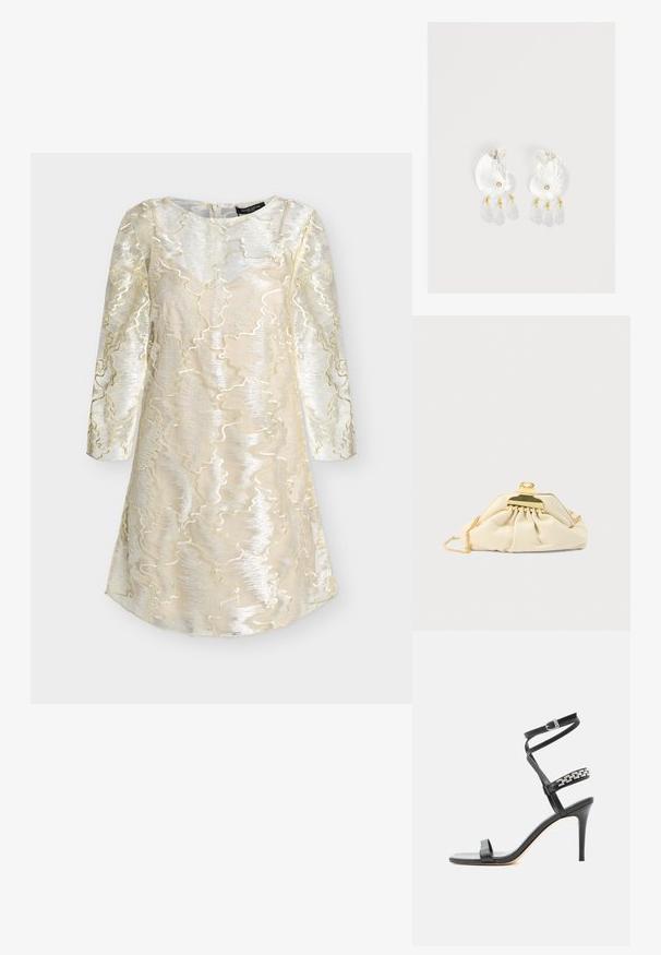 Robe longue crème et argentée à manches longues avec un motif métallique ondulé texturé et un col rond, conçue pour des occasions formelles.; Sandale noire à talon haut avec fine bride à la cheville, bride médiane décorée de maillons de chaîne argentés, et design à bout ouvert.; Pochette couleur crème en matière douce, dotée d'un fermoir doré et d'une bandoulière chaîne, avec un design froncé sur le corps.; Boucles d'oreilles en résine transparente en forme de coquillage avec de petits accents dorés et trois breloques translucides en forme de goutte pendantes sur chaque boucle d'oreille.