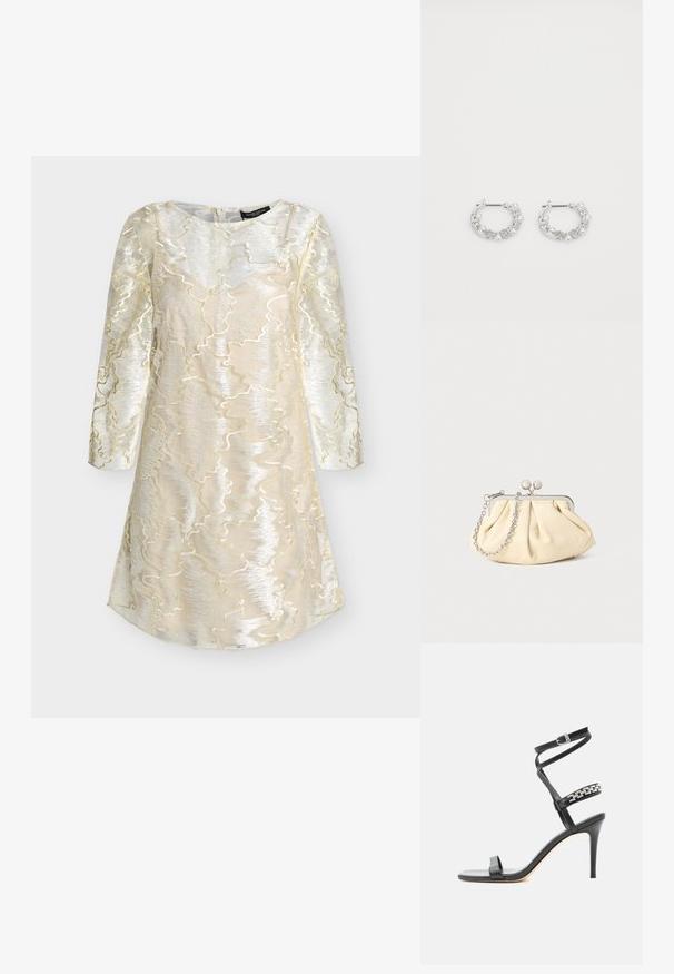 Robe longue crème et argentée à manches longues avec un motif métallique ondulé texturé et un col rond, conçue pour des occasions formelles.; Sandale noire à talon haut avec fine bride à la cheville, bride médiane décorée de maillons de chaîne argentés, et design à bout ouvert.; Pochette en cuir beige plissé avec un cadre en métal argenté, dotée de deux fermoirs ronds décoratifs et d'une chaîne en argent.; Boucles d'oreilles en argent en forme de créoles avec des accents de perles et de cristaux, présentant une surface texturée et une fermeture à tige sécurisée.