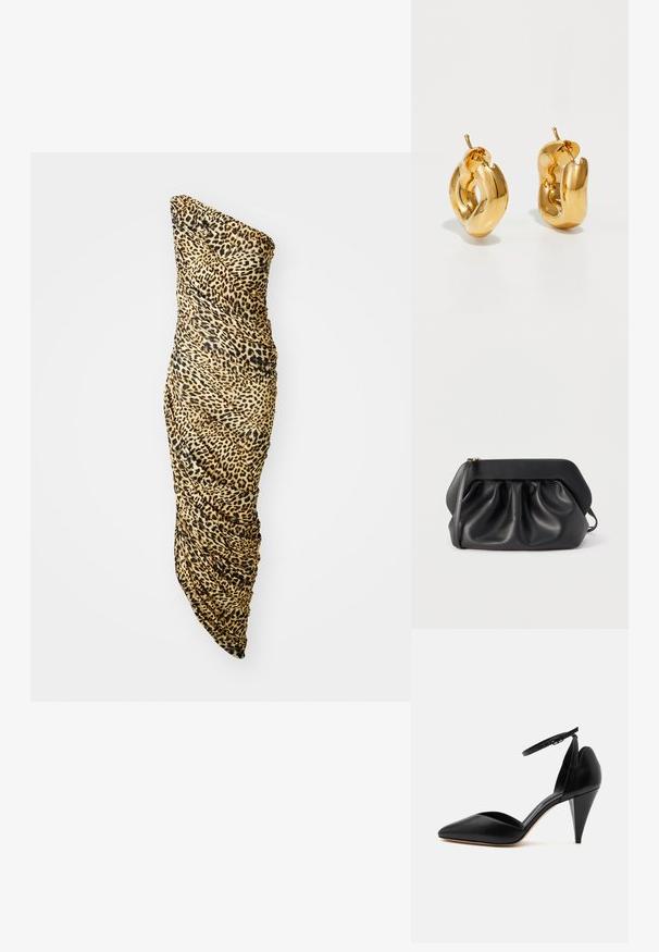 Tog med én skulder lavet af blødt stof med et leopardmønster i beige, sort og brun, med rynkede detaljer langs den ene side.; Sort læder højhælet sko med spids tå, ankelrem og kegleformet hæl på hvid baggrund.; Sort læderclutch med struktureret ramme, rynkedetaljer og en slank håndledsrem på hvid baggrund.; Chunky guld hoop øreringe med et let snoet, rørformet design og postsystem bagpå, på en hvid baggrund.