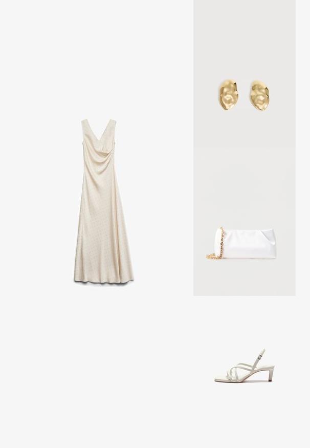 Ärmelloses cremefarbenes bodenlanges Kleid mit feinem, durchgehend kleinem Punktmuster und drapiertem V-Ausschnitt.; Zign by Zalando Pumps - off white; Weiße weiche Clutch-Tasche mit goldener Kettenriemen, verziert mit klaren Edelsteinen, vor einem einfarbigen hellgrauen Hintergrund.; Paar glänzende, unregelmäßig geformte Ohrstecker aus Goldmetall mit zerknitterter, glatter Oberfläche auf schlichtem hellem Hintergrund.