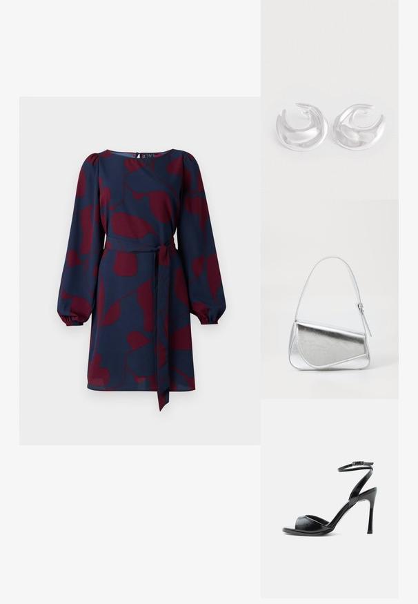 Vestido navy con patrón abstracto en color burdeos, mangas largas abullonadas, cintura ceñida con un lazo y escote redondo. Tejido suave y ligero.; Sandalia negra de tacón alto con puntera abierta, tacón de aguja delgado y correa en el tobillo con hebilla sobre fondo blanco.; Bolso de mano metálico plateado con forma triangular, textura suave y una fina correa de hombro ajustable. Presenta un diseño plegable con costuras.; Un par de pendientes de aro en forma de media luna de plata pulida con una superficie suave y reflectante sobre un fondo blanco.