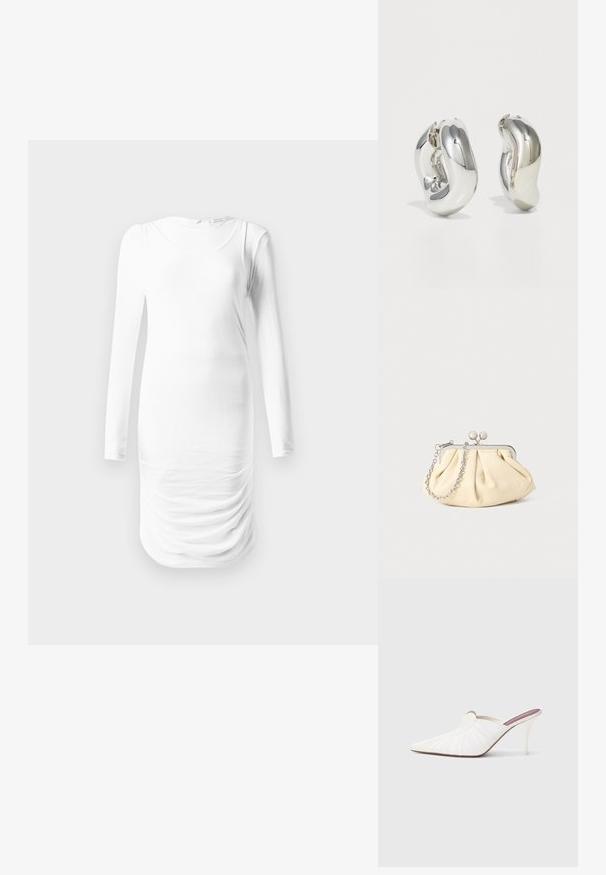 Robe blanche à manches longues en tissu lisse, avec un col rond et une texture froncée au niveau de la taille. Design simple et ajusté.; Mules blanches à bout pointu, texture plissée sur le dessus, et talon stiletto fin. Surface lisse et design minimaliste.; Pochette en cuir beige plissé avec un cadre en métal argenté, dotée de deux fermoirs ronds décoratifs et d'une chaîne en argent.; Boucles d'oreilles sculpturales en argent avec des formes douces et courbes et des surfaces réfléchissantes. Présentent un design de boucle fermée et une forme organique distincte.