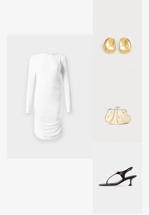 Robe blanche à manches longues en tissu lisse, avec un col rond et une texture froncée au niveau de la taille. Design simple et ajusté.; Sandale slingback en cuir verni marron foncé avec petit talon et bride entre les orteils sur fond blanc.; Pochette en cuir beige plissé avec un cadre en métal argenté, dotée de deux fermoirs ronds décoratifs et d'une chaîne en argent.; Boucles d'oreilles en forme de clou de couleur or, avec une forme lisse et arrondie et une surface réfléchissante, mettant en avant un design minimaliste sans motifs visibles.