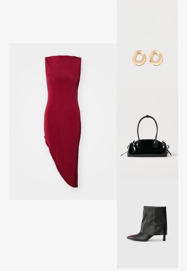 Κόκκινο, αμάνικο φόρεμα bodycon με εφαρμοστό κορσέ και ασύμμετρο τελείωμα. Μαλακό, λείο ύφασμα με ελαφριά λάμψη.; Μαύρο μποτάκι αστραγάλου από λείο δέρμα με μυτερό δάχτυλο και λεπτό τακούνι. Το πάνω μέρος έχει ελαφρώς μαζεμένο σχέδιο.; Μικρή μαύρη γυαλιστερή τσάντα με δύο μακριές λαβές και λεπτομέρειες με ρυθμιζόμενο κορδόνι στο πλάι σε απλό ανοιχτό φόντο.; Ζευγάρι σκουλαρικιών κρίκος από μέταλλο σε χρυσή απόχρωση με γυαλιστερό φινίρισμα και ακανόνιστο σχήμα, με ανοιχτό κέντρο, σε λευκό απλό φόντο.