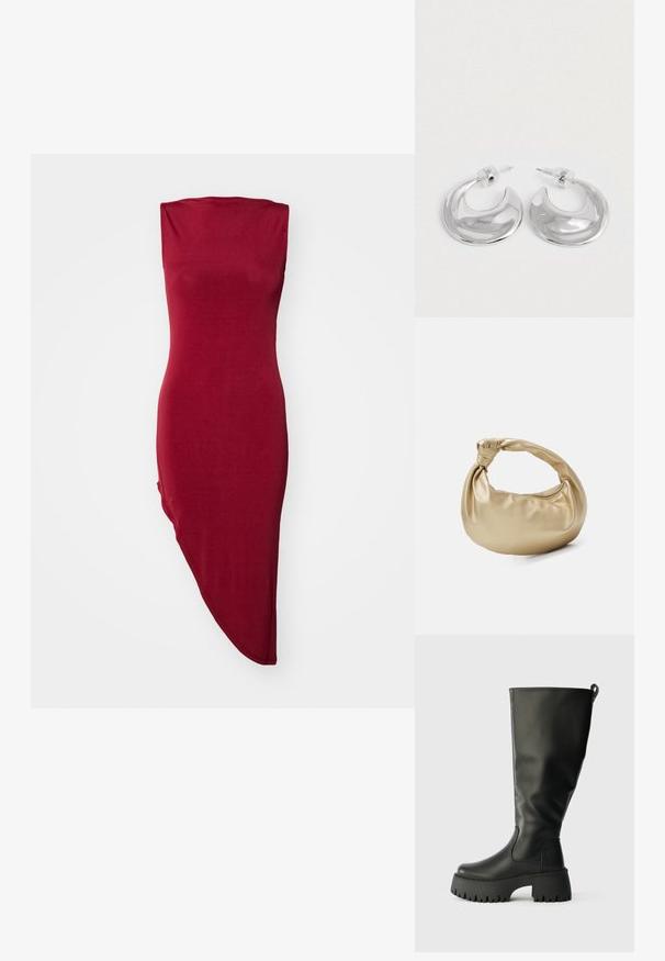 Punainen, hihaton bodycon-mekko, jossa on tiukka yläosa ja epäsymmetrinen helma. Pehmeä, sileä kangas, jossa on kevyt kiilto.; Mustat kumisaappaat polvenmittaan, joissa on jämäkkä pohja, sileä pinta ja vetotanko takana helppoa pukemista varten. Pyöreä kärkitoteutus.; Kultainen metallinen käsilaukku, jossa on sileä ja kiiltävä pinta. Varustettu solmittavalla kahvalla ja pyöreällä, pehmeällä muodolla. Vetoketjukiinnitys ylhäällä.; Pari di orecchini a cerchio a forma di mezzaluna in argento lucidato con retro in plastica trasparente su una superficie bianca.