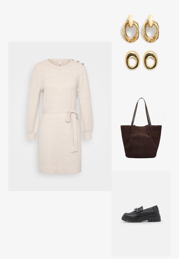 Strikket beige kjole med lange ærmer, rund halsudskæring og knapdetalje på siden. Inkluderer en talje-bånd til justering. Blød tekstur.; Sort loafersko med en kraftig platformsål, glat læderoverdel, dekorativ kædeaccent og let hæl med notched detalje.; Brun suedetote med to strukturerede læderhåndtag. Har et enkelt, åbent design og diskret syning langs den forreste søm.; Guldtonede metal øreringe med snoede ovale designs. Det øverste par har en struktureret løkke; det nederste par er glat med en cirkulær udskæring.