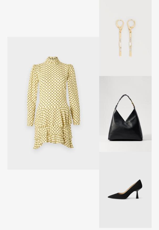 Langærmet gul kjole med peplum-nederdel, der har et diamantmønster i sort og grøn. Høj halsudskæring, struktureret stof og lagdelte volanger.; Sorte ruskinds højhælede pumps med spids tå, der har en blank sort blokhæl og en glat indvendig foring.; Sort lædertaske med et trekantet design, der har et vævet håndtag og guldfarvede metaldele. Glat tekstur og stribede former.; Guld dråbeøreringe med låselås, med lodrette stænger udsmykket med små klare og rektangulære sten.