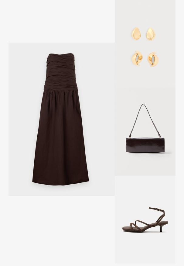 Robe longue marron foncé sans bretelles avec corsage froncé et taille froncée, s'évasant en une jupe longue.; Sandale marron à talons hauts avec fines lanières croisées et bride de cheville avec boucle argentée sur fond blanc.; Sac à main rectangulaire en cuir noir avec une longue bandoulière unique et une finition brillante, présenté sur un fond blanc uni.; Deux paires de boucles d'oreilles en or brillant, l'une en forme de goutte et l'autre en forme de croissant, présentées sur un fond clair.