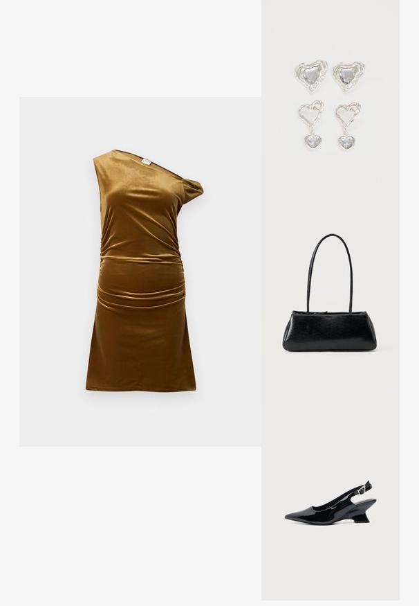 Brun fløjlsklædning, design med én skulder, rynket detalje ved taljen, glat tekstur, kort længde og tætsiddende silhuet.; Sort laklæder slingback sko med spids tå og lav vinklet blokhæl på ensartet lys baggrund.; Sort rektangulær skuldertaske med lange tynde stropper og en glat, blank tekstur på en ensfarvet baggrund.; Sølvøreringe i hjerteform har facetterede klare sten med en struktureret ramme. Sættet inkluderer både studs og hængende stilarter.