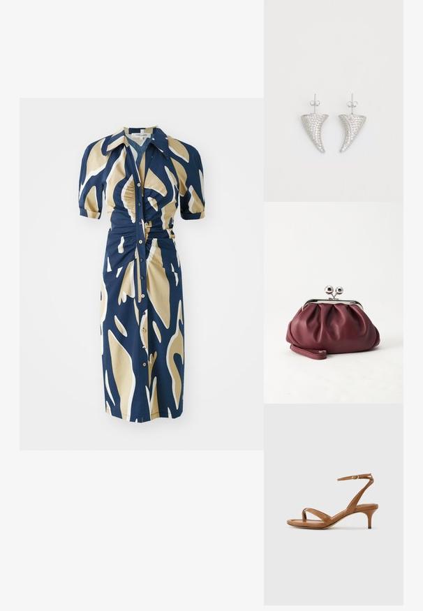 Marineblaues Kleid mit beigem und weißem abstraktem Muster, kurzen Puffärmeln, Knopfleiste und Raffung an der Taille. Glatte Stoffstruktur.; Braune Leder-Riemchensandale mit niedrigem Kitten-Heel und einem Knöchelriemen mit kleiner Schnalle, seitlich auf neutralem Hintergrund dargestellt.; Kleine burgunderrote Lederclutch mit silbernem Metallverschluss und Handgelenksriemen auf weißem Hintergrund.; Silberne, hornförmige Ohrringe, besetzt mit kleinen klaren Steinen, mit einem Steckverschluss zur Befestigung. Glatte Textur und metallisches Finish.