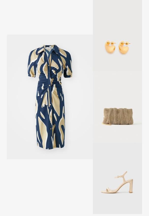 Marineblaues Kleid mit beigem und weißem abstraktem Muster, kurzen Puffärmeln, Knopfleiste und Raffung an der Taille. Glatte Stoffstruktur.; Beige High-Heel-Sandale mit Knöchelriemen und goldener Schnalle, offene Zehen und Blockabsatz auf weißem Hintergrund.; Kleine goldene Mesh-Clutch mit gerafftem Design und teilweise sichtbarem goldenen Kettengurt auf einfachem weißem Hintergrund.; Paar kleine, klobige Ohrstecker in Goldton mit glatten, geschwungenen, abstrakten Formen vor hellem Hintergrund.