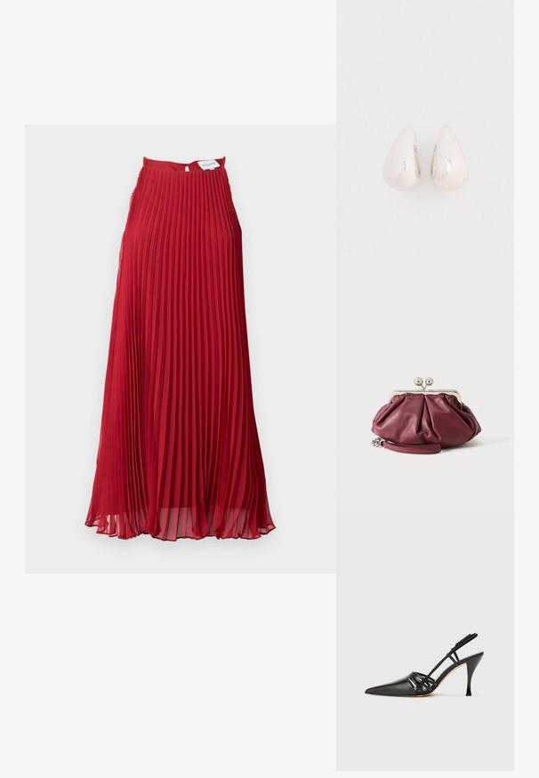 Vestido rojo con pliegues, de escote alto y cierre de cremallera en la parte posterior. Fabricado con un tejido ligero y de textura fluida y suave.; Zapato de tacón alto de charol negro con punta afilada, diseño de tiras entrecruzadas y tacón de aguja delgado. Textura suave y acentos mínimos.; Pequeño bolso de mano de cuero burdeos con cierre metálico plateado y correa de muñeca sobre fondo blanco.; Pendientes de gota de metal plateado con una superficie suave y reflectante, en forma de lágrima, que presentan un diseño sin costuras y sin embellishments visibles.