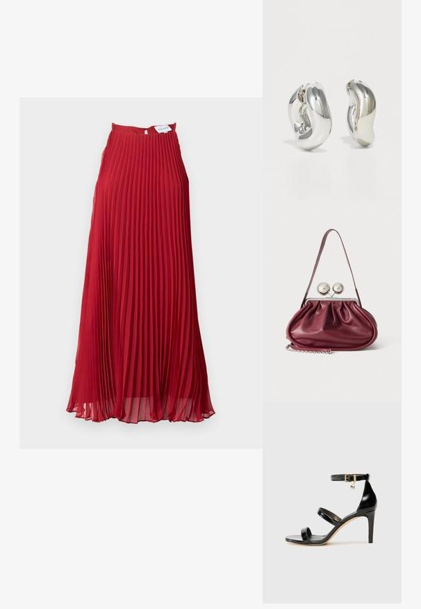 Vestido rojo con pliegues, de escote alto y cierre de cremallera en la parte posterior. Fabricado con un tejido ligero y de textura fluida y suave.; Sandalia de charol negro con tres correas, hebilla en el tobillo y tacón de aguja de 10 cm. Presenta detalles de hardware en oro y un charm con el logo.; Pequeño bolso de mano de cuero burdeos con detalles fruncidos, una correa fina y un cierre de plata con dos grandes pomos redondos.; Pendientes escultóricos de plata con formas suaves y curvas y superficies reflectantes. Presentan un diseño de aro cerrado y una forma orgánica distintiva.
