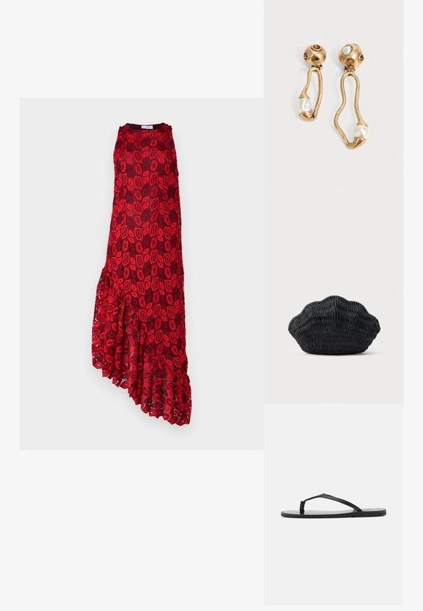 Hofmann Copenhagen ASHLEY - Cocktailjurk - kiss me red; Zwarte teenslippers met een minimalistisch ontwerp, voorzien van dunne banden en een platte zool. Het materiaal lijkt op plastic met een gladde textuur.; Zwarte gevlochten handtas in de vorm van een sint-jakobsschelp met een gebogen bovenkant en een geweven textuur op een effen achtergrond.; Goudkleurige oorbellen met onregelmatige open vormen, elk met een parel aan de onderkant en edelsteendetails op de ronde stekers.