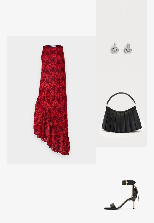 Hofmann Copenhagen ASHLEY - Koktailové šaty/večierkové šaty - kiss me red; Čierne kožené sandále na podpätku so štvorcovou špičkou, remienkom okolo členka s zlatou sponou a štíhlym kovovým podpätkom. Hladká textúra, minimalistický dizajn.; Čierna skladaná kabelka vyrobená z umelého kože, s oblúkovou rukoväťou a vrchným zapínaním na zips. Hladká textúra so štruktúrovaným dizajnom.; Pár malých, lesklých strieborných kruhových náušníc s guľatým základom, vystavených na obyčajnom svetlom pozadí.