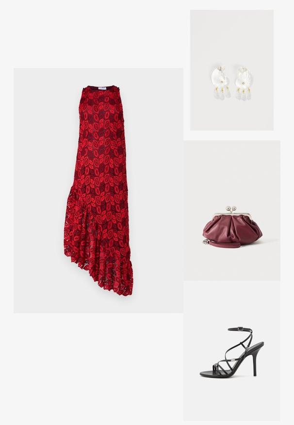 Hofmann Copenhagen ASHLEY - Cocktailjurk - kiss me red; Zwarte hoge hakken sandaal met dunne banden, een enkelgesp, een gladleren oppervlak en een slanke stilettohak.; Kleine bordeauxrode leren clutch met zilveren metalen gesp en polsriem op een witte achtergrond.; Duidelijke hars oorbellen in schelpvorm met kleine gouden accenten en drie hangende doorschijnende druppelvormige bedels aan elk oorbel.