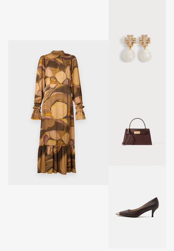 Langärmliges Kleid aus weichen, gemischten Materialien mit einem braunen und beigen abstrakten Muster, hohem Kragen, Rüschensäumen und einem rüschierten Saum.; Dunkelbrauner Leder-Pumps mit kleinem Absatz und spitzer goldener Metallkappe an der Spitze auf einem schlichten hellen Hintergrund.; Dunkelbraune, strukturierte Lederhandtasche mit trapezförmiger Form, oberem Griff, abnehmbarem Schulterriemen und rechteckigem, goldfarbenem Verschluss.; Ohrstecker in Goldton mit mit Kristallen besetztem Kreuzdesign und großen weißen Perltropfen auf weißem Hintergrund.