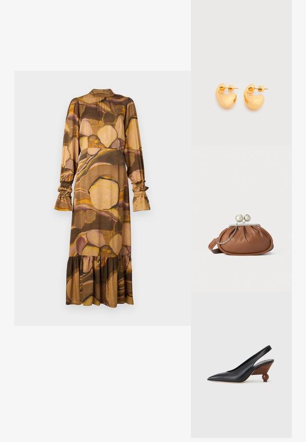 Langärmliges Kleid aus weichen, gemischten Materialien mit einem braunen und beigen abstrakten Muster, hohem Kragen, Rüschensäumen und einem rüschierten Saum.; Schwarzer Slingback-Schuh mit spitzer Zehe, einem abgerundeten Holzblockabsatz und glattem Lederobermaterial vor einem hellgrauen Hintergrund.; Braune Leder-Clutch mit silbernem Kugelverschluss und einem kleinen silbernen Kettendetail auf weißem Hintergrund.; Paar kleine, klobige Ohrstecker in Goldton mit glatten, geschwungenen, abstrakten Formen vor hellem Hintergrund.