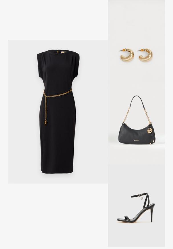 Zwarte midi-jurk met korte mouwen, ronde halslijn, geplooide details en een gouden kettingriemaccent, gemaakt van een gladde stof.; Zwarte sandaal met hoge hak, smalle enkelband, vierkante neus, soepel leermateriaal en metalen gespsluiting.; Zwarte tas van getextureerd leer met gouden kettingriem, goudkleurig Michael Kors-logo vooraan en een ronde MK sleutelhanger aan de zijkant.; Twee glanzende gouden hoepel oorbellen in een gebogen ontwerp, met oranje accenten bij de oorpost, tegen een eenvoudige witte achtergrond.