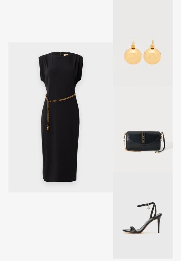 Zwarte midi-jurk met korte mouwen, ronde halslijn, geplooide details en een gouden kettingriemaccent, gemaakt van een gladde stof.; Zwarte sandaal met hoge hak, smalle enkelband, vierkante neus, soepel leermateriaal en metalen gespsluiting.; Zwarte leren crossbodytas met gebogen klep, gouden kettingriem en gouden wasknijpervormige sluiting op een effen achtergrond.; Een paar glanzende gouden kerstbal-oorbellen met haaksluitingen op een effen witte achtergrond.