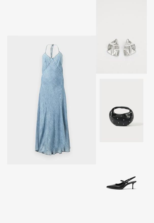 Denimkjole i lys blå nuance med spaghetti-stropper, A-line snit og subtile plisseringer langs bodice. Lang, flydende silhuet.; Sorte læder slingback hæle med spids tå, slank justerbar rem og en stiletto hæl på cirka 5 cm, glat tekstur.; Sort læderhåndtaske med en rundet form, dekoreret med sølvnitter, og et kort håndtag. Glat tekstur og lynlåslukning.; Sølvmetal øreringe med et bølgende, skulpturelt design, der har en poleret overflade og uregelmæssige former, hvilket fremhæver en moderne æstetik.