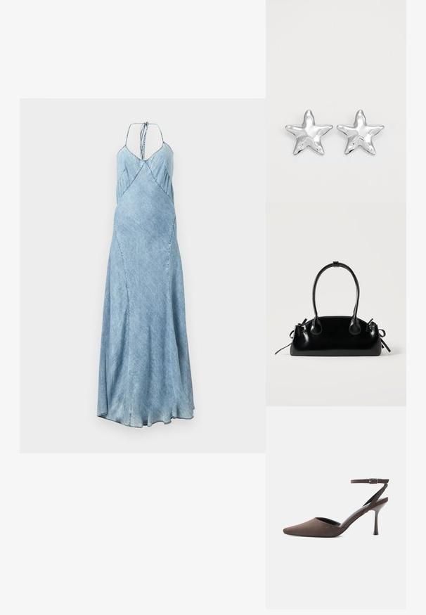 Denimkjole i lys blå nuance med spaghetti-stropper, A-line snit og subtile plisseringer langs bodice. Lang, flydende silhuet.; Brun ruskindspointetrukket højhælet sko med tynd ankelrem og sølvspænde på hvid baggrund.; Lille sort blank håndtaske med to lange håndtag og snøre-detaljer i siden på en ensfarvet lys baggrund.; Sølvstjernede øreringe med en poleret, blank overflade. Hver ørering har fem spidser og subtile teksturdetaljer på overfladen.