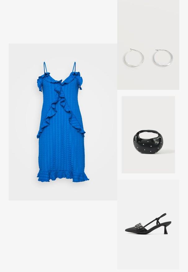 Blauw, gestructureerd jurkje met een gerimpeld accent, dunne bandjes en een knie-lange zoom. Heeft een golvend patroon langs de voorkant en de onderste randen.; Simmi London DALA - Klassieke pumps - black; Zwarte leren handtas met een afgeronde vorm, versierd met zilveren studs, en een korte handgreep. Gladde textuur en ritsluiting.; Zilverkleurige metalen creolen oorbellen met een glad, licht gebogen oppervlak en sluitingen met haaksluiting op een effen witte achtergrond.